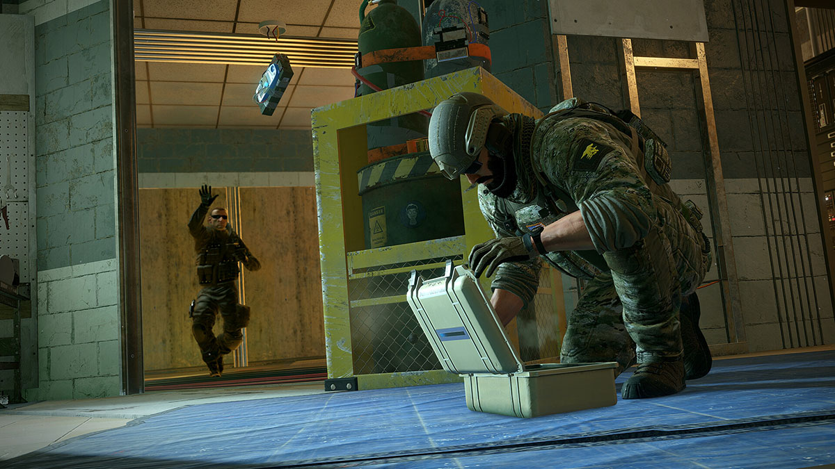 Siege operators difusing a bomb and thowring C4