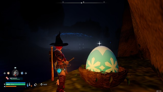 Un jugador parado junto a un enorme huevo congelado azul y blanco por la noche.