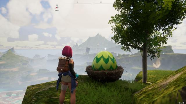 Personaje de Palworld parado junto a un enorme huevo verde cerca de un árbol.