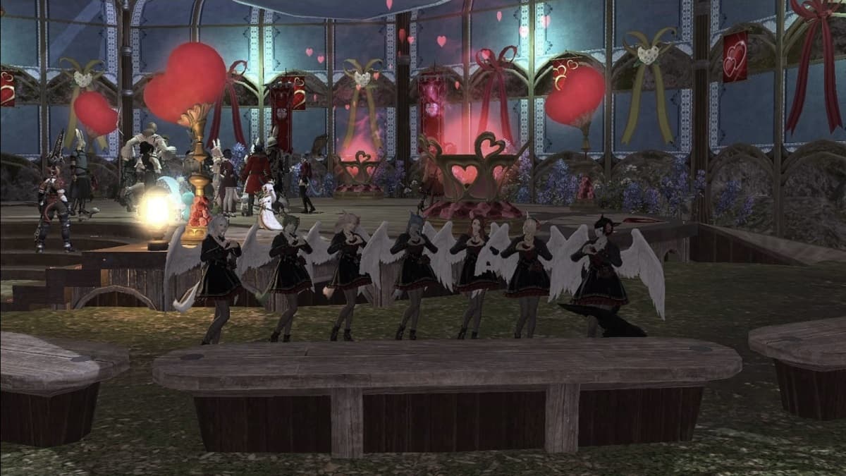 A line of miqo'te using the love heart emote