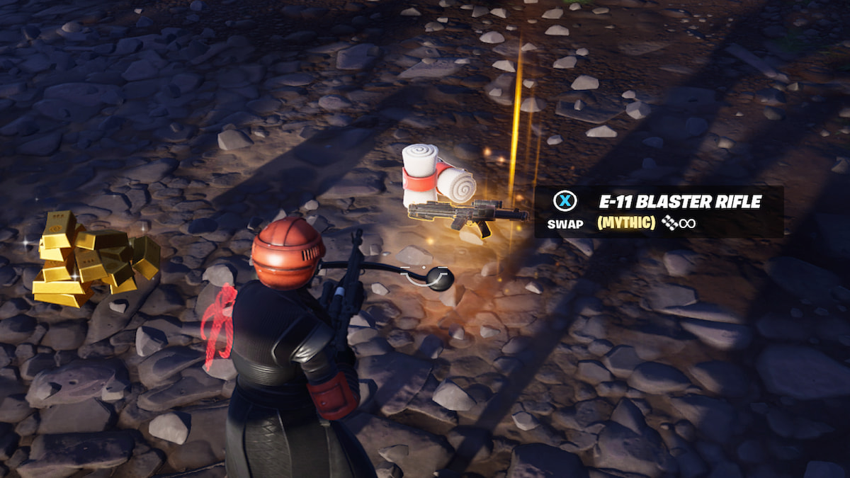 Gracz podnosi Blaster E-11 z łupów szturmowców w Fortnite