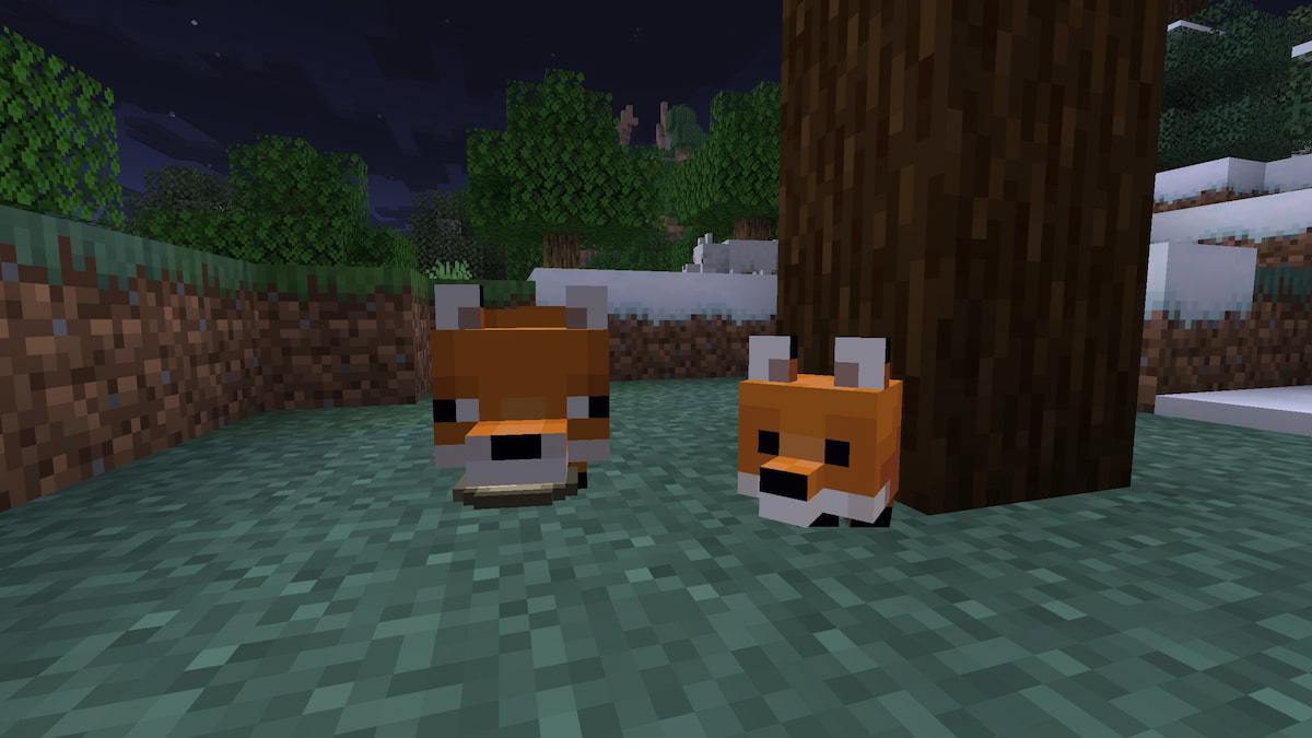 An adult fox with a baby fox in Minecraft