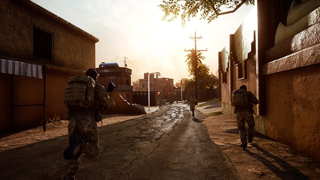 Soldiers run down what looks like a middle eastern street in Insurgency: Sandstorm