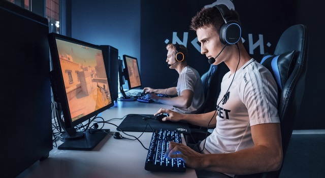 Esports Player using the Arctis Pro Wired Headset