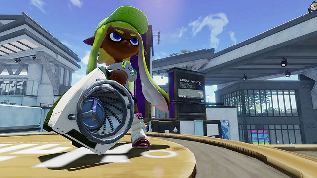 An inkling preparing to use the Sloshing Machine in Splatoon 2