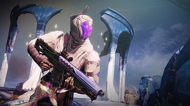 Warlock in a white/beige armor set and helmet with purple visor holds a pulse rifle.